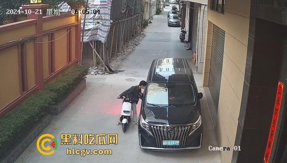 汕头精神小伙砸车窗偷窃被吓跑,警报刚停又溜回来,结果被车主直接抓个正着!-9
