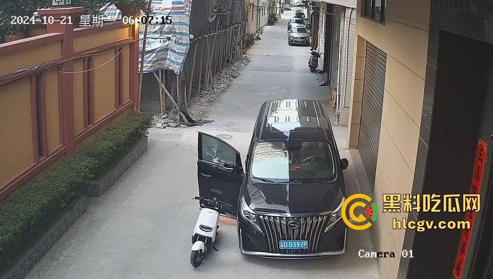 汕头精神小伙砸车窗偷窃被吓跑,警报刚停又溜回来,结果被车主直接抓个正着!-11