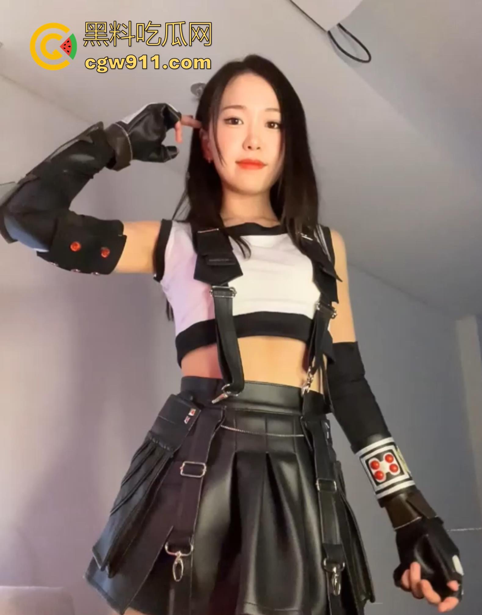 OnlyFans绝美女神【meriolchan】最新定制私拍火爆流出！Cosplay蒂法展示蜜臀玉乳，香艳胴体散发妩媚淫光！