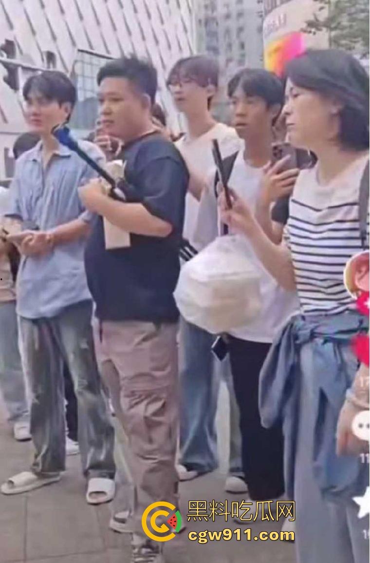 2025年最有种的男人出现了！抖音王源头号黑粉【王扁】古有关羽单刀赴会，只身现身演唱会“小汤圆”线下围攻！-5