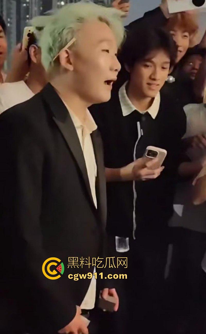 2025年最有种的男人出现了！抖音王源头号黑粉【王扁】古有关羽单刀赴会，只身现身演唱会“小汤圆”线下围攻！-6