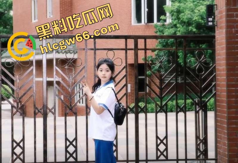 广州市第七中学班长『胡梦玲』课堂舔同桌屌被监控拍下,课上蒙衣钻裆狂舔,同学全程当背景板!-3