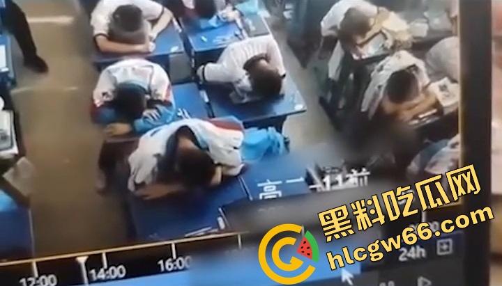 广州市第七中学班长『胡梦玲』课堂舔同桌屌被监控拍下,课上蒙衣钻裆狂舔,同学全程当背景板!-8