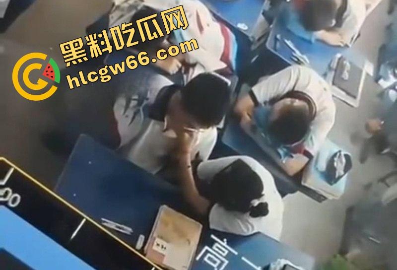 广州市第七中学班长『胡梦玲』课堂舔同桌屌被监控拍下,课上蒙衣钻裆狂舔,同学全程当背景板!-9
