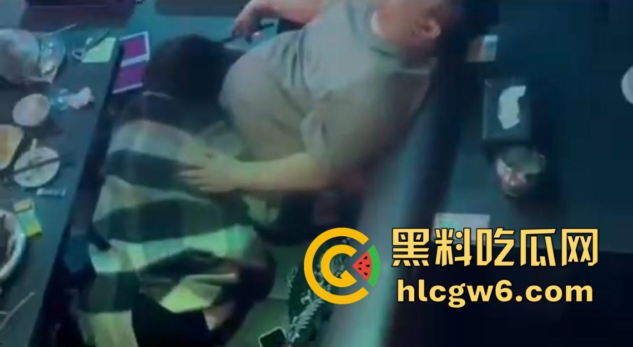 滑县音乐餐厅上演大型咽棒现场，大哥悠闲躺平 骚女当众舔肉棒舔到情深深，保安看不下去强制清场！-4