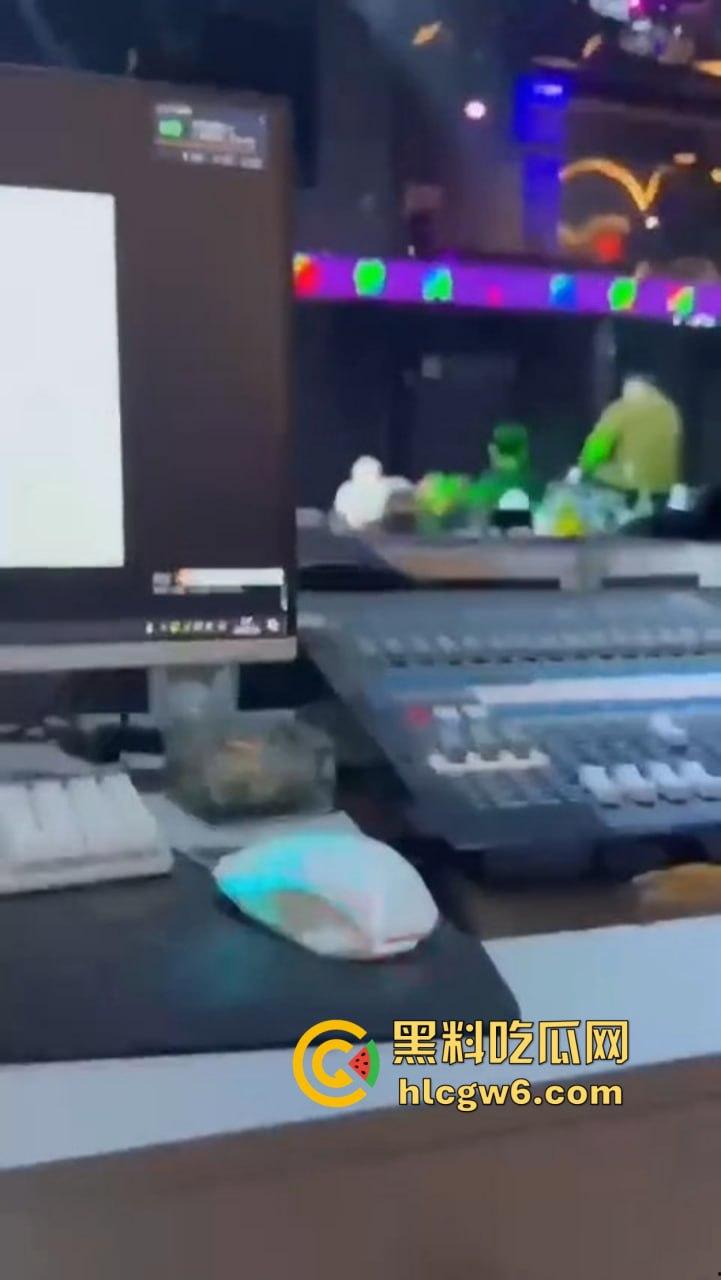 滑县音乐餐厅上演大型咽棒现场，大哥悠闲躺平 骚女当众舔肉棒舔到情深深，保安看不下去强制清场！-5