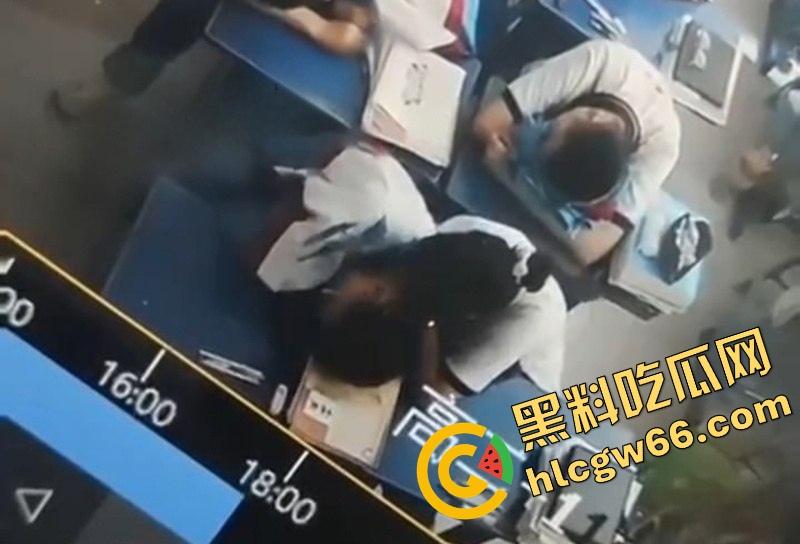 广州市第七中学班长『胡梦玲』课堂舔同桌屌被监控拍下,课上蒙衣钻裆狂舔,同学全程当背景板!-10