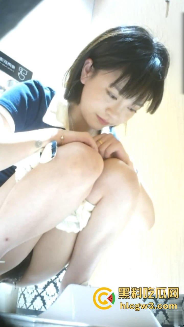奶茶店女厕变态偷拍 正面+后视多机位展示美女脸逼肛高清特写及放尿全过程 直呼过瘾!-5
