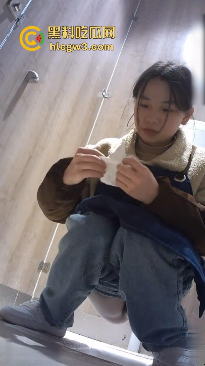 奶茶店女厕变态偷拍 正面+后视多机位展示美女脸逼肛高清特写及放尿全过程 直呼过瘾!-10