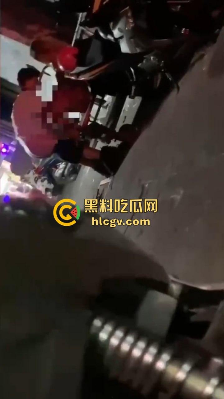 酒吧门口铁板车上的车震！网友冒死偷拍最后一摔直接笑出声，车都翻了还操个屁啊！这硬都硬不起来了吧！