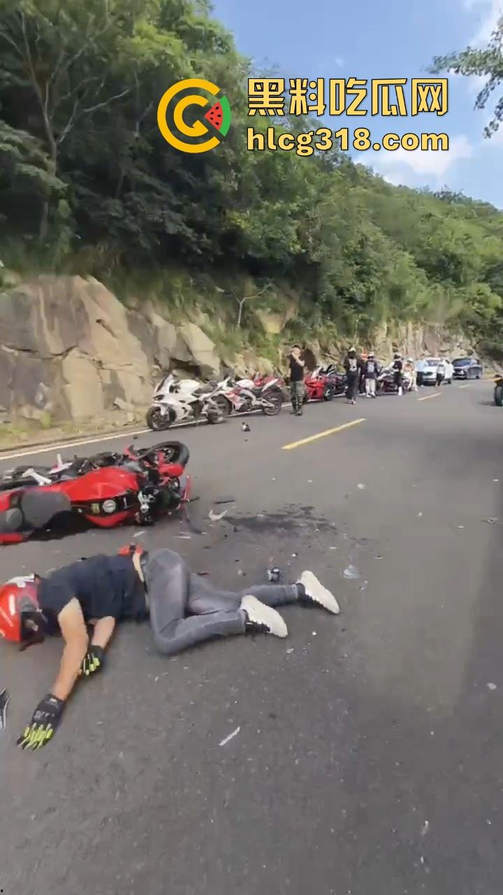 某秋名山公路发生严重车祸,机车少年终究付出代价,还要不要买GTR了少年!-7