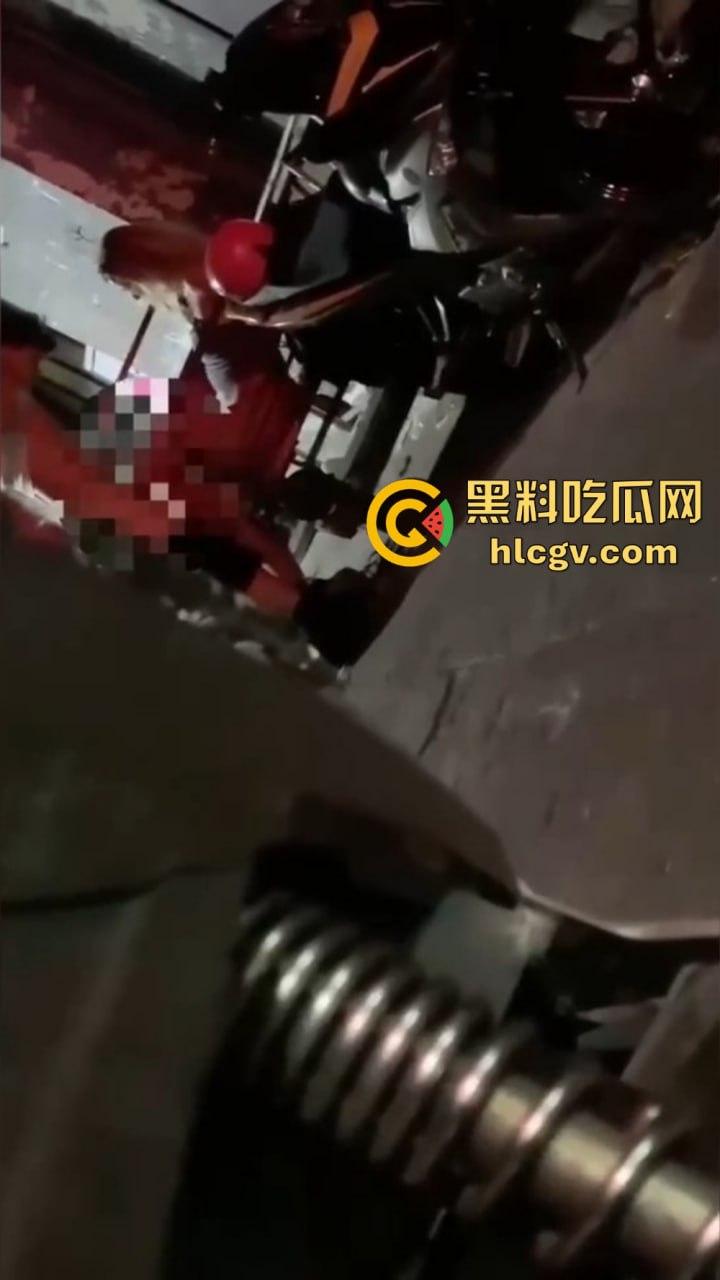 酒吧门口铁板车上的车震！网友冒死偷拍最后一摔直接笑出声，车都翻了还操个屁啊！这硬都硬不起来了吧！-10