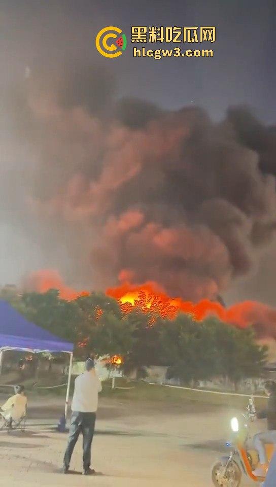 广州石井大道石丰花园煤气爆炸起火，现场多辆消防车救援，爆炸气浪把消防员吹倒！