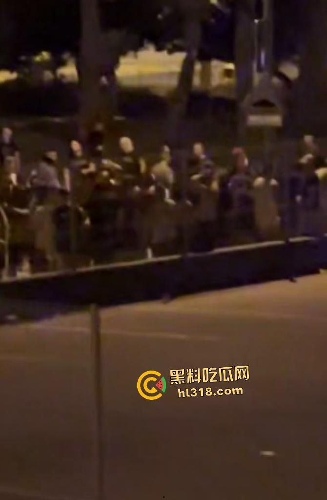 西班牙种族内战爆发！摩洛哥移民持刀狂袭老人，直接导致小镇4万人攻击移民团伙！