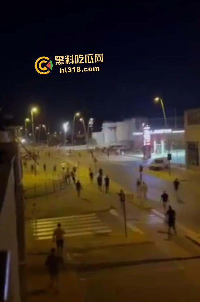 西班牙种族内战爆发!摩洛哥移民持刀狂袭老人,直接导致小镇4万人攻击移民团伙!-2
