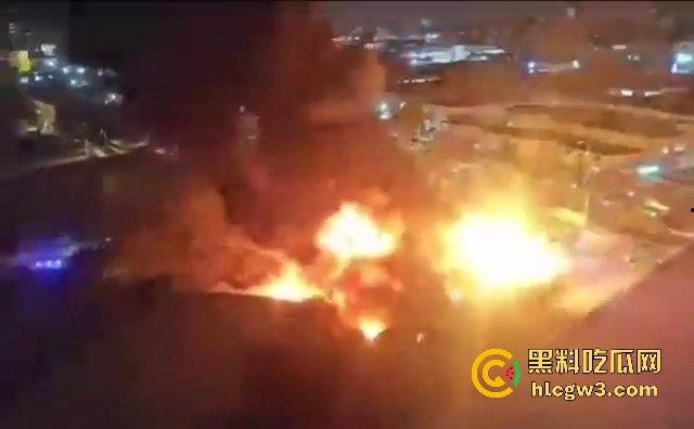 广州石井大道石丰花园煤气爆炸起火,现场多辆消防车救援,爆炸气浪把消防员吹倒!-2