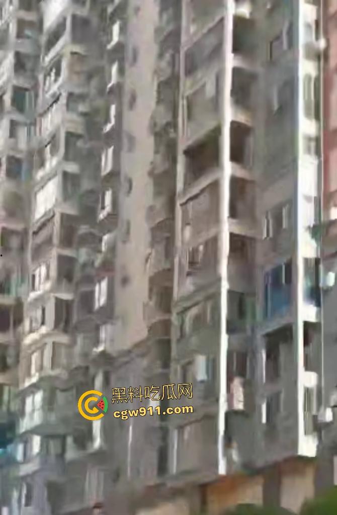 湖南武冈新广场跳楼惨剧!少女与姐姐吵架跳楼,围观万人悲喊“不要跳”,最后充气垫救命还是断腿!-2