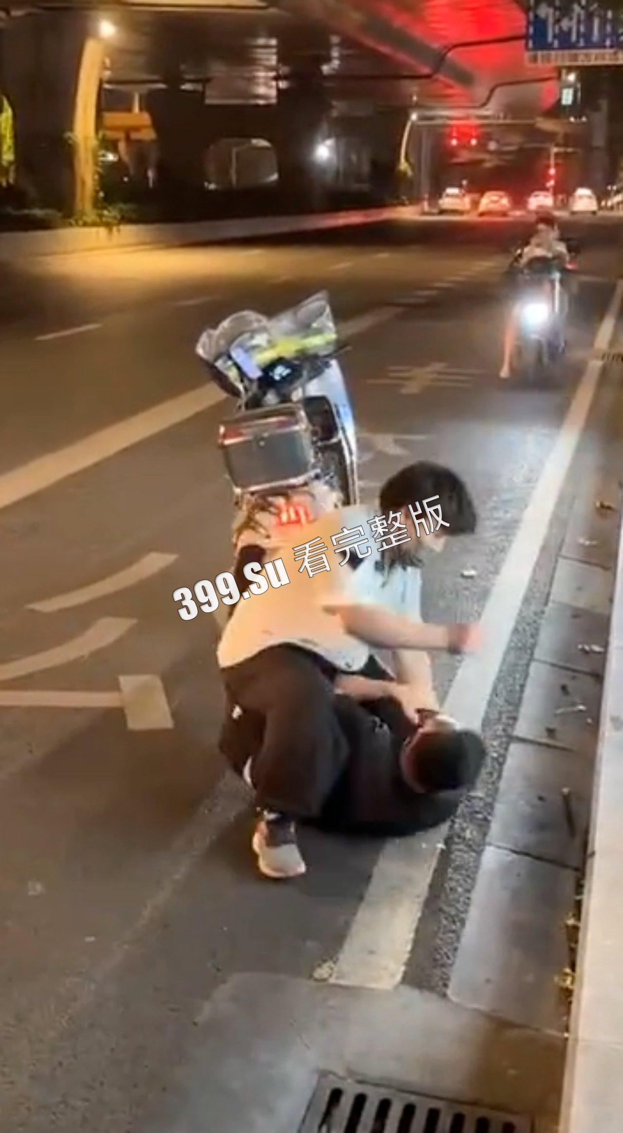 打架 互殴 解压 还是看女人打架养眼 扯头发扯胸罩 奶子一下就蹦出来了(五)-8