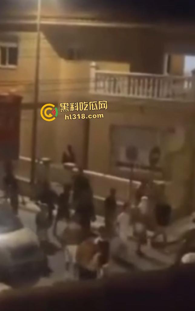 西班牙种族内战爆发!摩洛哥移民持刀狂袭老人,直接导致小镇4万人攻击移民团伙!-5