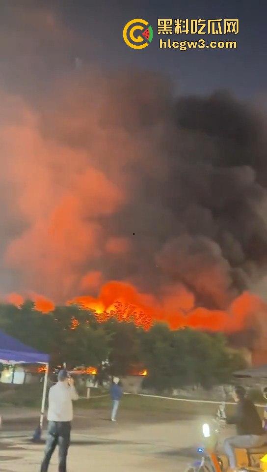 广州石井大道石丰花园煤气爆炸起火,现场多辆消防车救援,爆炸气浪把消防员吹倒!-4