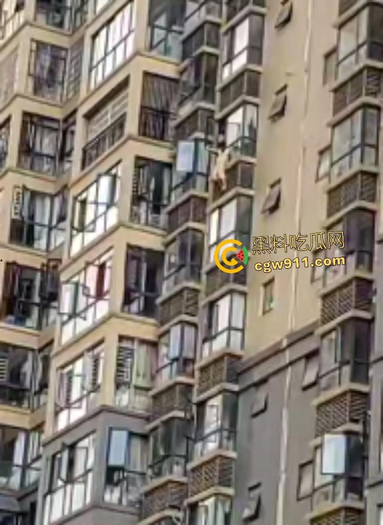 湖南武冈新广场跳楼惨剧!少女与姐姐吵架跳楼,围观万人悲喊“不要跳”,最后充气垫救命还是断腿!-5