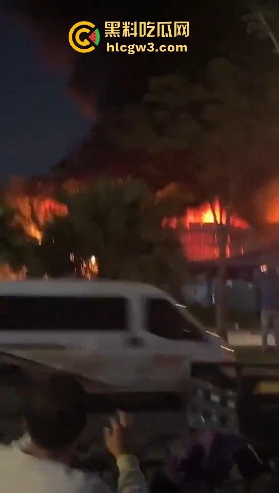 广州石井大道石丰花园煤气爆炸起火,现场多辆消防车救援,爆炸气浪把消防员吹倒!-6