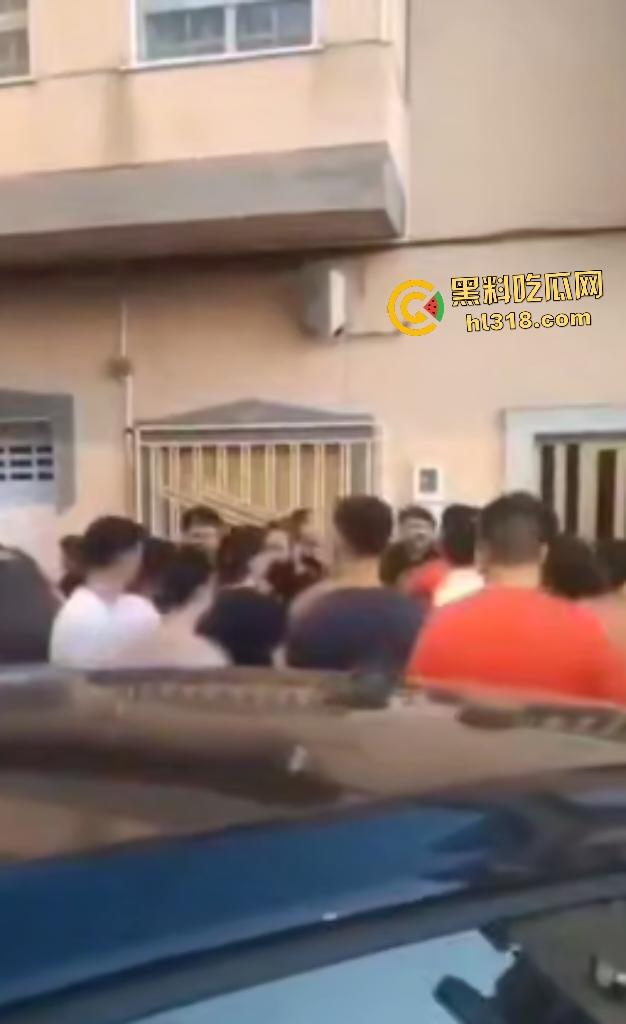 西班牙种族内战爆发!摩洛哥移民持刀狂袭老人,直接导致小镇4万人攻击移民团伙!-7