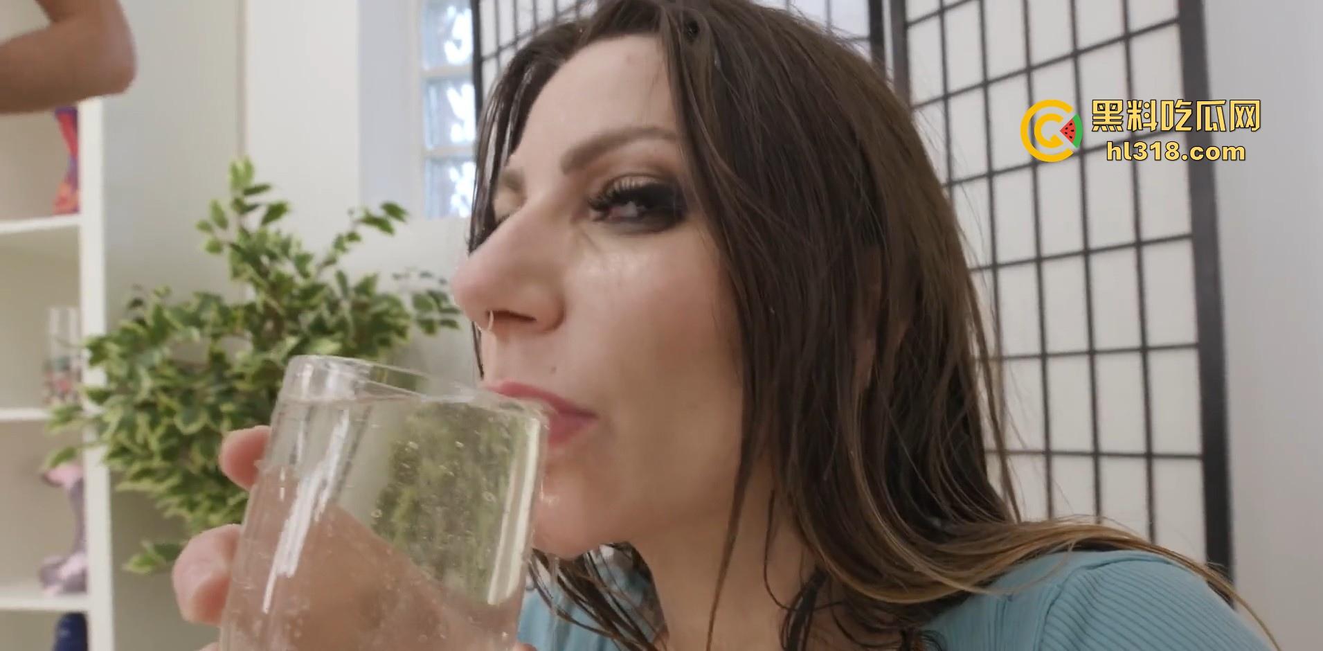 猎奇重口!欧美熟女上演喝尿挑战,四五个男优现场直尿,骚逼拿杯慢品,不知道的以为她在喝红酒呢!-3