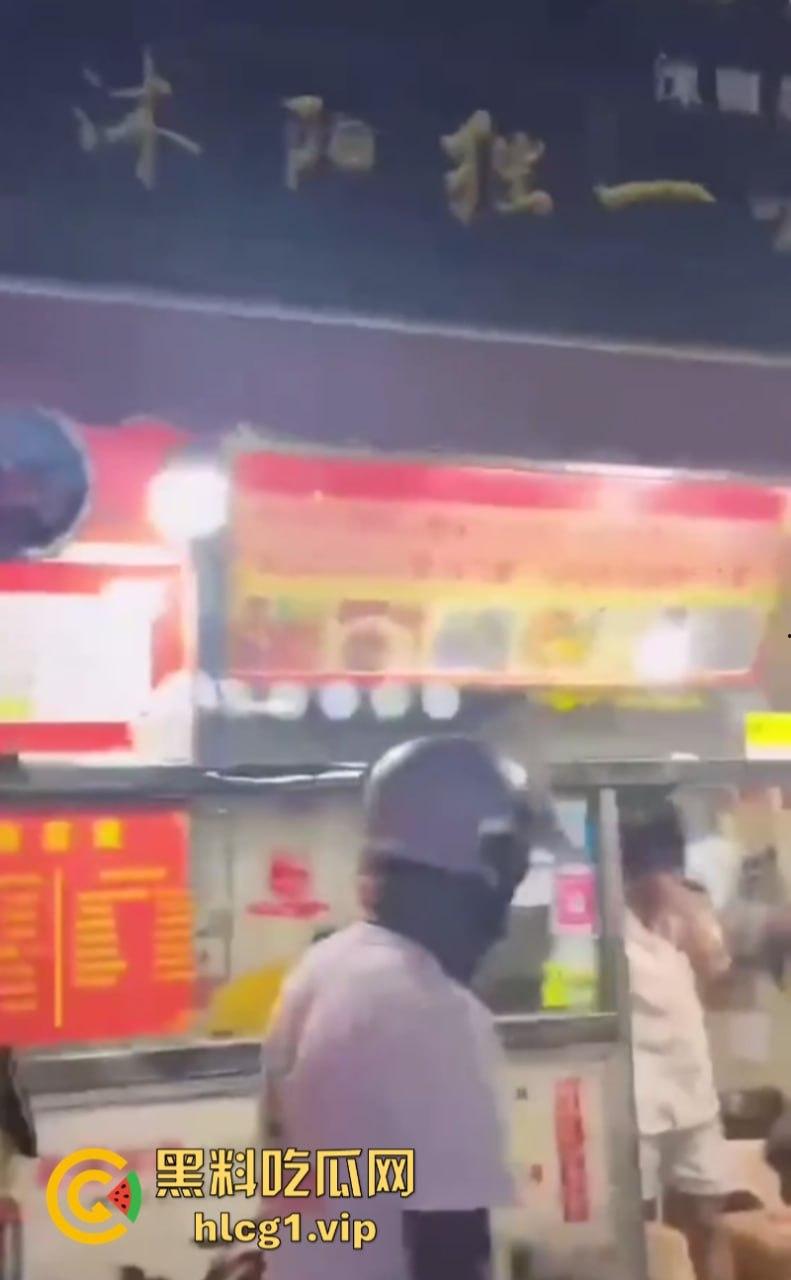 江苏宿迁蓝天市场外卖员等餐太久 拿刀刺杀饭店老板现场血流成河！