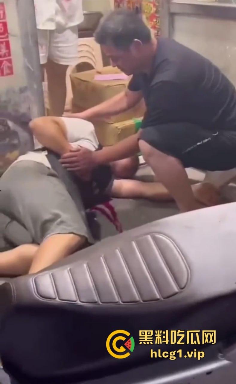 江苏宿迁蓝天市场外卖员等餐太久 拿刀刺杀饭店老板现场血流成河!-2