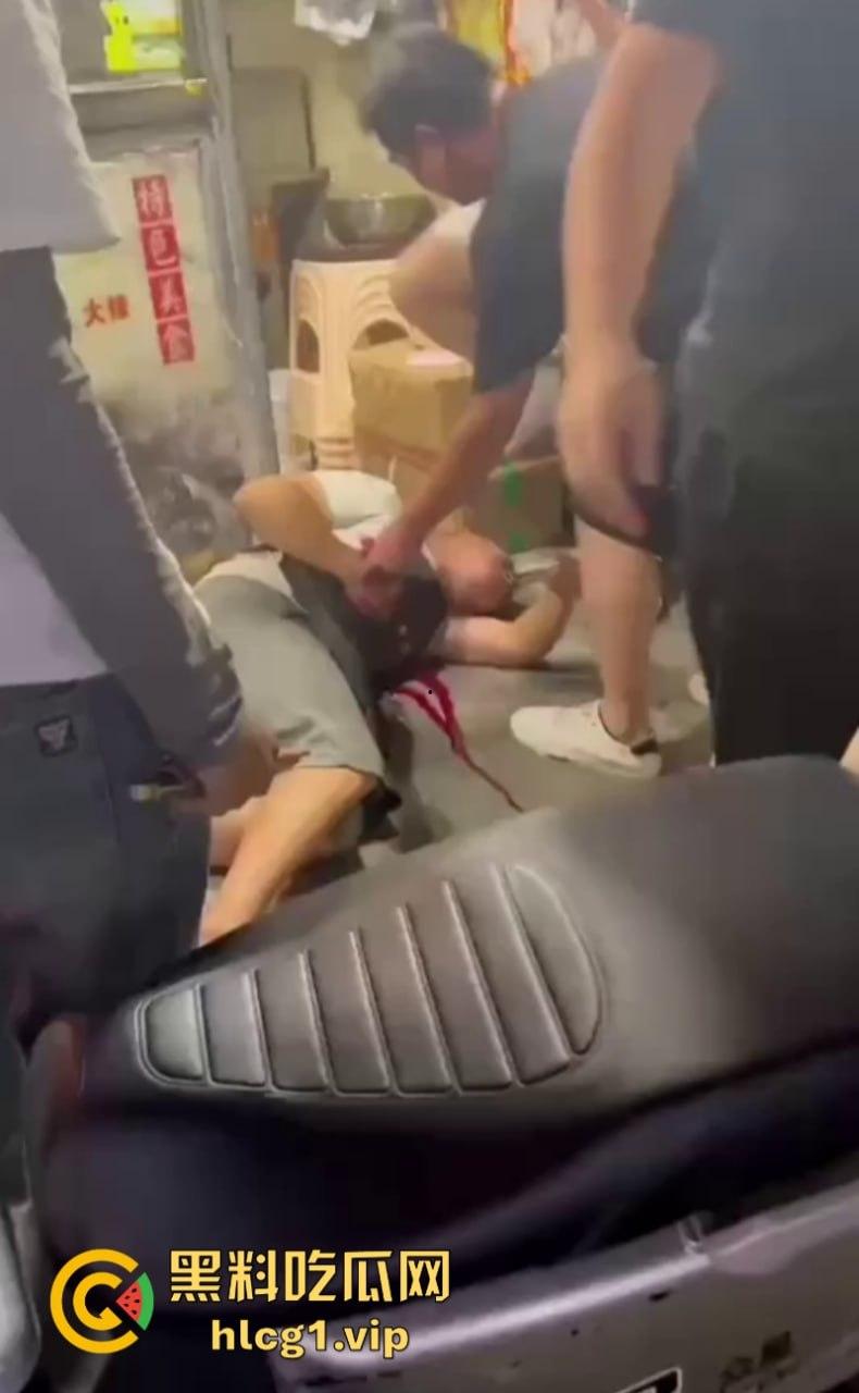 江苏宿迁蓝天市场外卖员等餐太久 拿刀刺杀饭店老板现场血流成河!-3