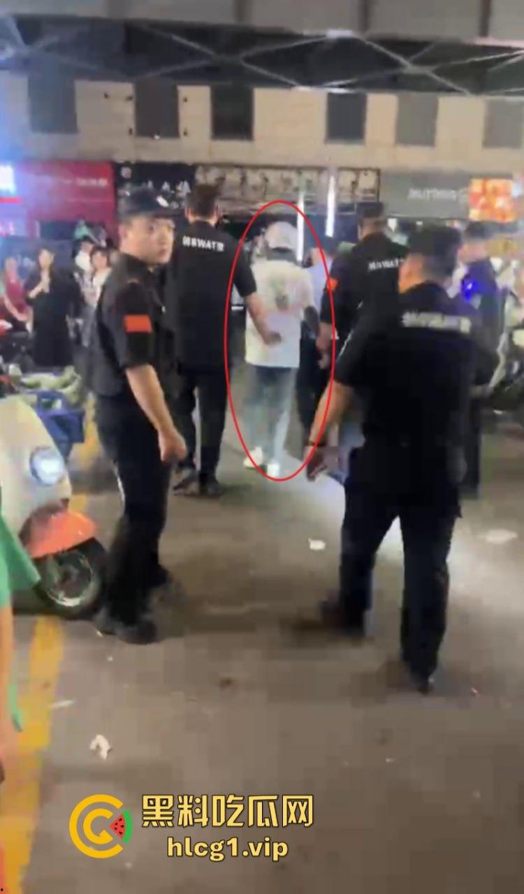 江苏宿迁蓝天市场外卖员等餐太久 拿刀刺杀饭店老板现场血流成河!-6