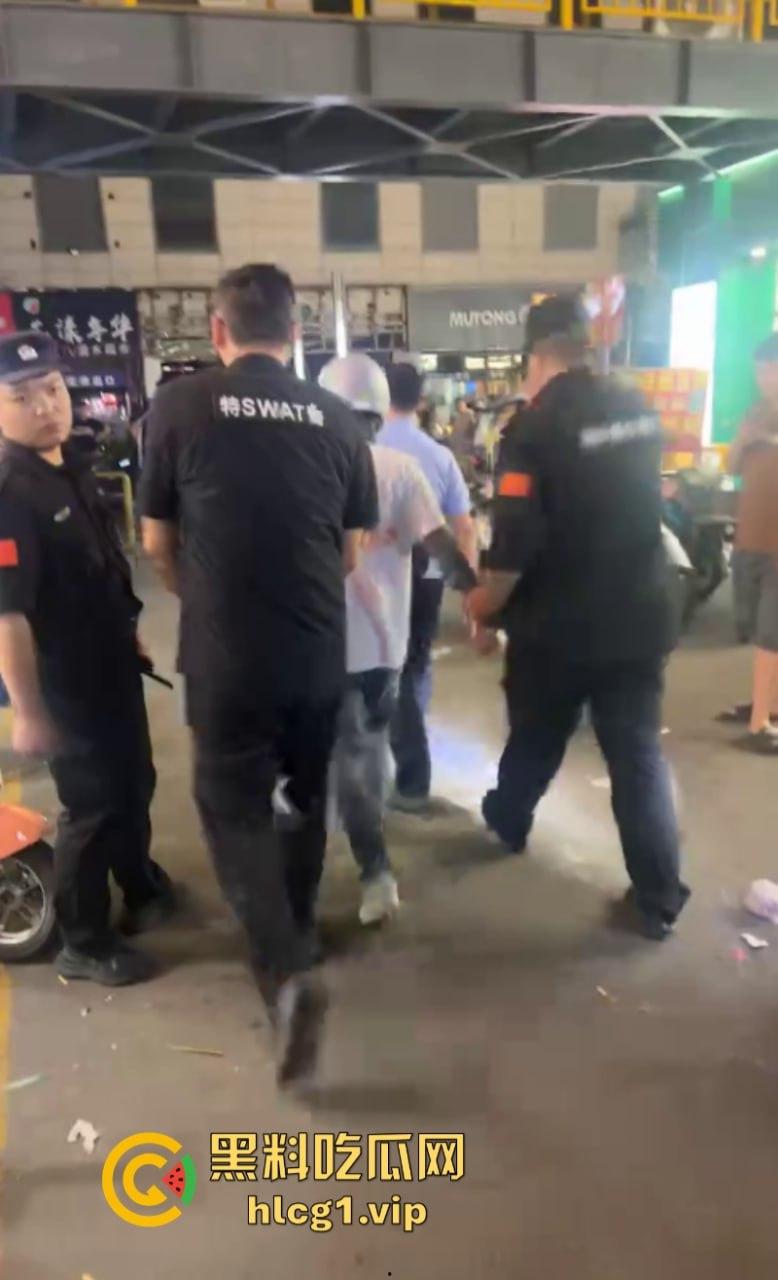 江苏宿迁蓝天市场外卖员等餐太久 拿刀刺杀饭店老板现场血流成河!-7