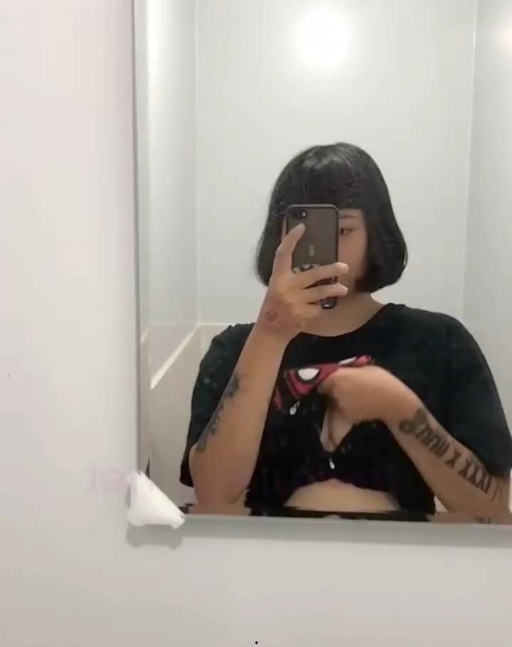 711巨乳女店员【林雯霞】,萝莉嫩妹上班期间在线自慰,超骚漏奶视频外流,傲人双峰呼之欲出,堪称视觉核弹!-5