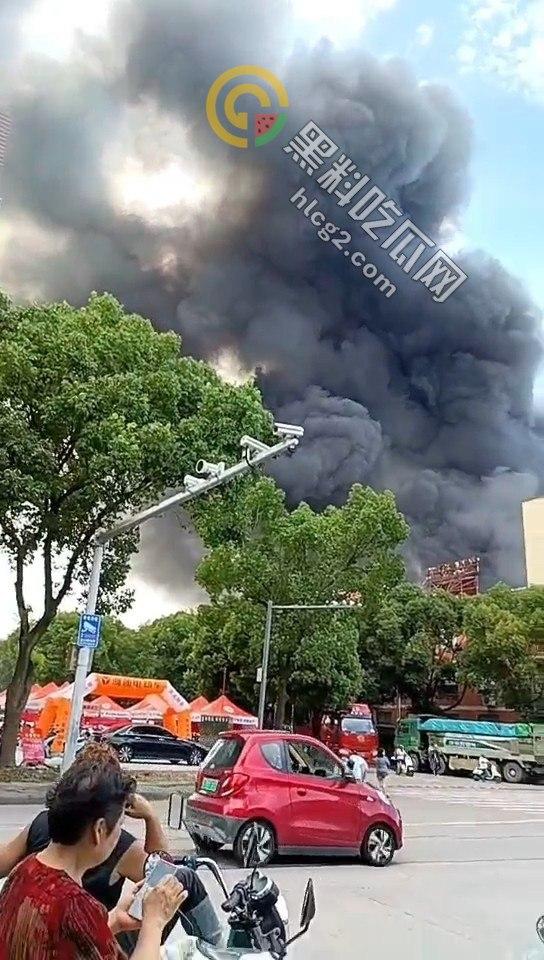 浙江宁波奉化工厂突发大火！不到五分钟车间化作火海，工人全力扑救无果-6