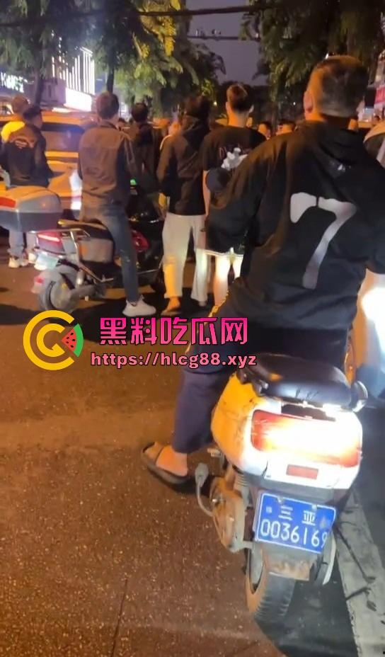 三亚精神小伙被800块一斤的皮皮虾破防，拒付账单 直接从店内打到店外 皮皮虾我都没这么刚！