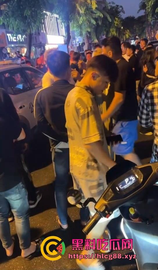 三亚精神小伙被800块一斤的皮皮虾破防,拒付账单 直接从店内打到店外 皮皮虾我都没这么刚!-3