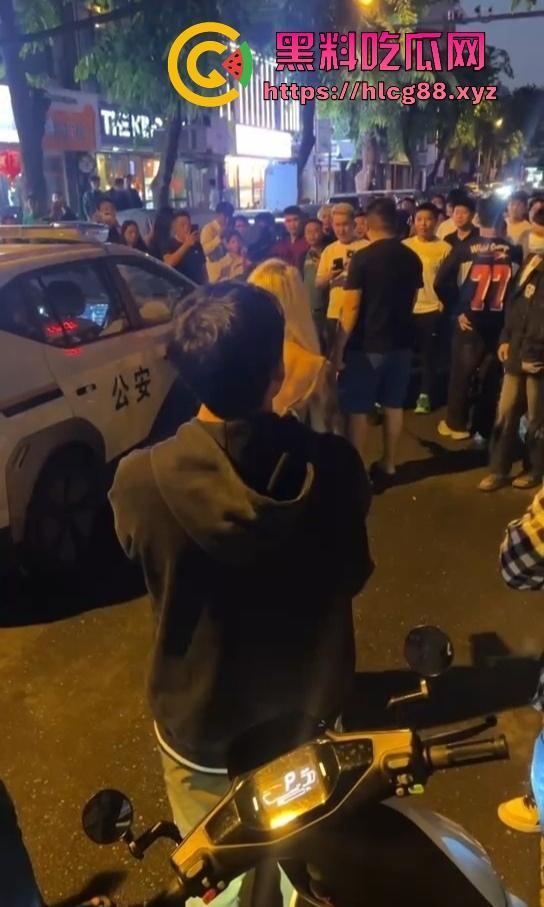 三亚精神小伙被800块一斤的皮皮虾破防,拒付账单 直接从店内打到店外 皮皮虾我都没这么刚!-6