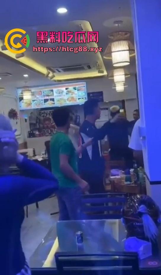 三亚精神小伙被800块一斤的皮皮虾破防,拒付账单 直接从店内打到店外 皮皮虾我都没这么刚!-8