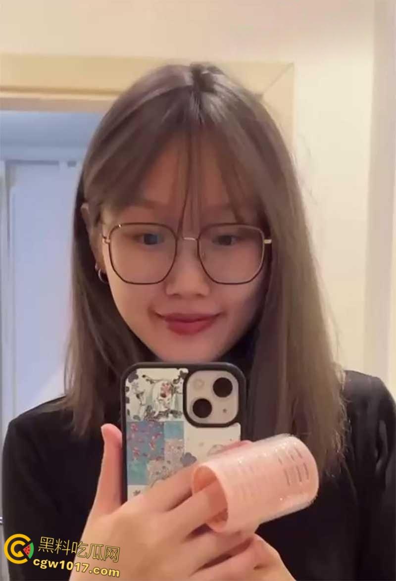 重庆清纯小母狗【黎心婕 】嘴接浓精玩口爆，各种淫技无师自通，扮护士装女仆给男友舔屌！