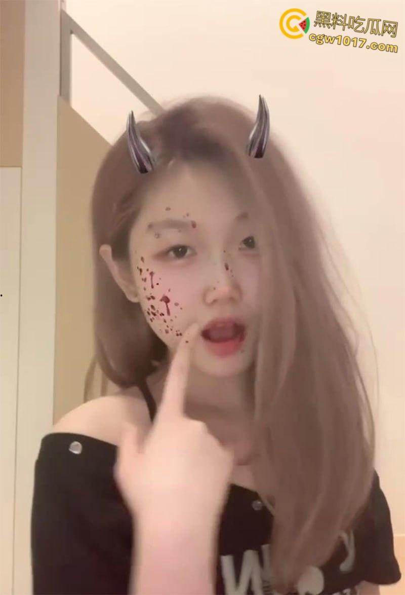 重庆清纯小母狗【黎心婕 】嘴接浓精玩口爆，各种淫技无师自通，扮护士装女仆给男友舔屌！-3