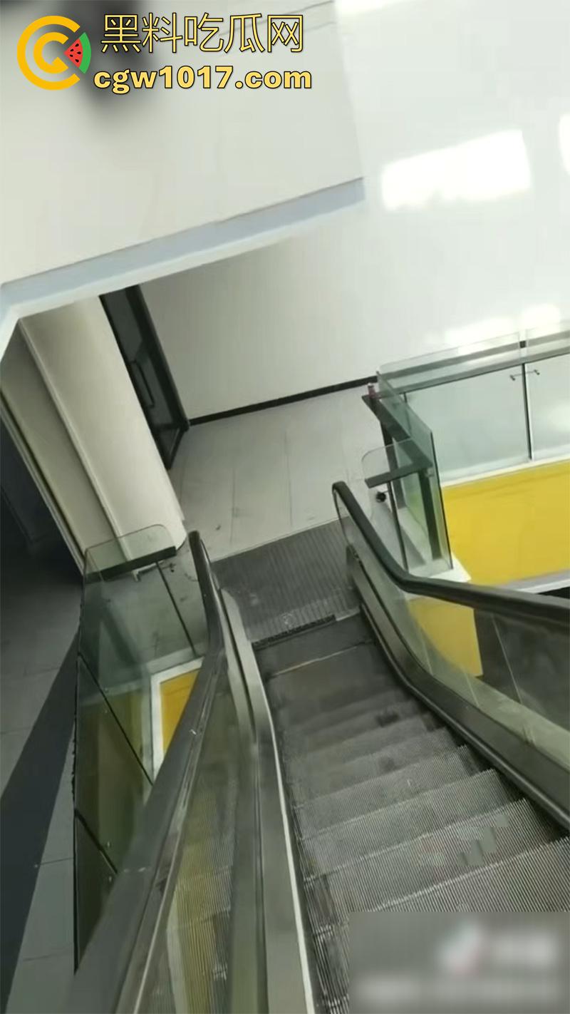 商场玩真人CS,竟真玩出人命了,广东阳江某商场,举办真人cs,竟用帆布当掩体,导致18岁男子掉下去摔死!-5