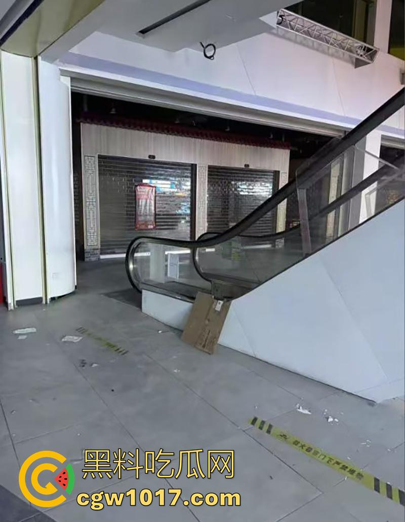 商场玩真人CS,竟真玩出人命了,广东阳江某商场,举办真人cs,竟用帆布当掩体,导致18岁男子掉下去摔死!-6