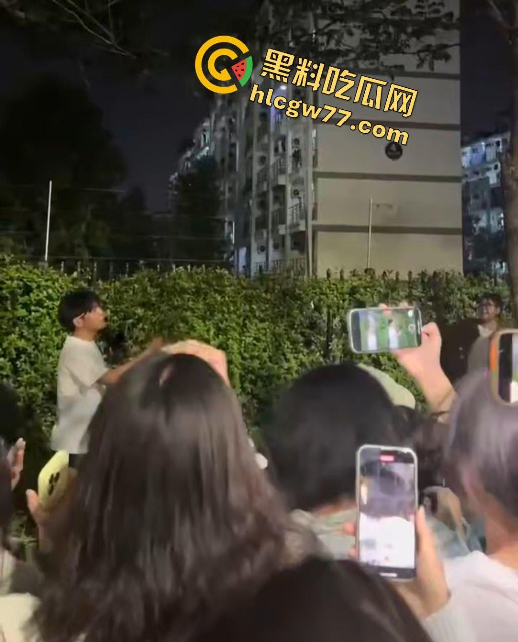 昨晚宣城高中楼下惊天大瓜!纯情男被嫌痘脸甩,闺蜜推新欢,哭瘫宿舍楼下成青春疼痛神剧!-4