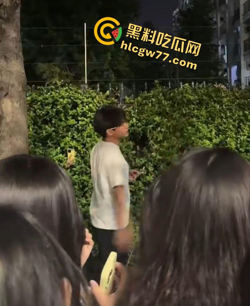 昨晚宣城高中楼下惊天大瓜!纯情男被嫌痘脸甩,闺蜜推新欢,哭瘫宿舍楼下成青春疼痛神剧!-5