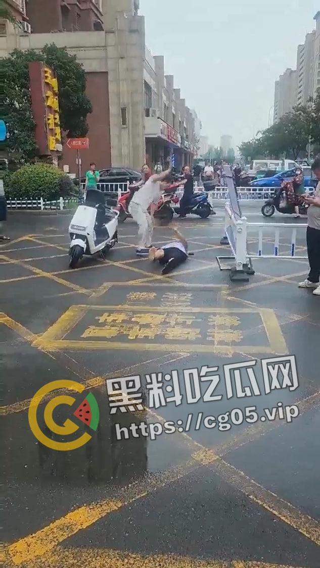 老畜牲强奸孙女!而且还是自己的亲孙女 造成下体撕裂 被儿子暴打 现场画面流出 打死也活该-6