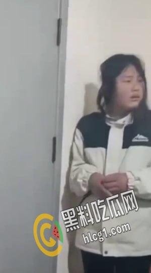 “说话呀 你他妈要死啦？”一帮精神小太妹合伙把老实人骗到楼道角落里围殴暴打 拳脚相加 下手狠毒-1