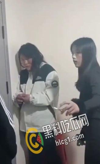 “说话呀 你他妈要死啦？”一帮精神小太妹合伙把老实人骗到楼道角落里围殴暴打 拳脚相加 下手狠毒-8