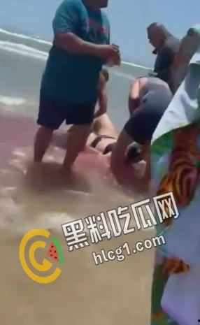 美国德克萨斯州南帕德里岛海滩，多人被鲨鱼咬伤。两男两女遭到鲨鱼袭击。政府已派出直升机将其驱赶。-9