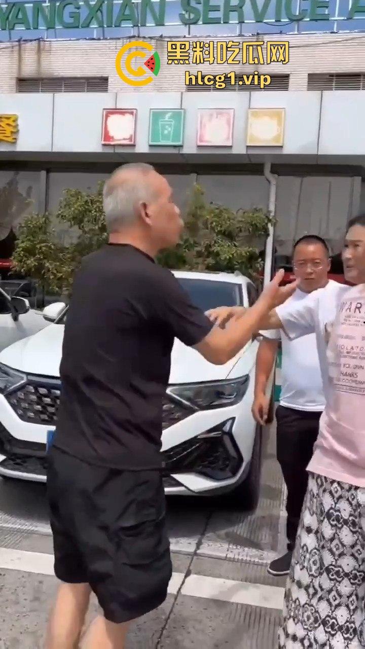 陕西汉中停车风波！男子遭一群老逼登堵车辱骂，扬言不删视频就弄死你！-3